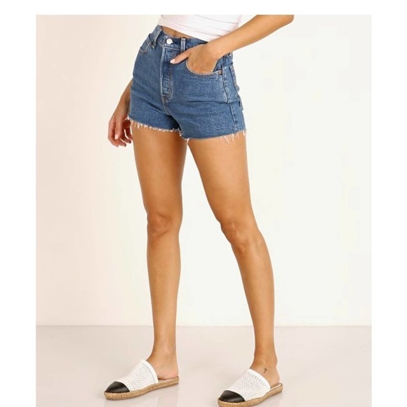 Levi's Ribcage Short premium denim women’s size 31 - Picture 1 of 11